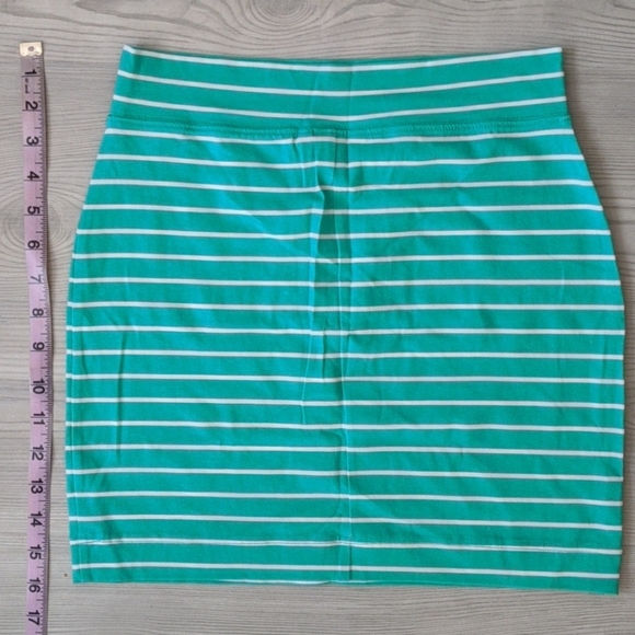 Moda International Striped mini skirt Size Medium - Picture 4 of 4